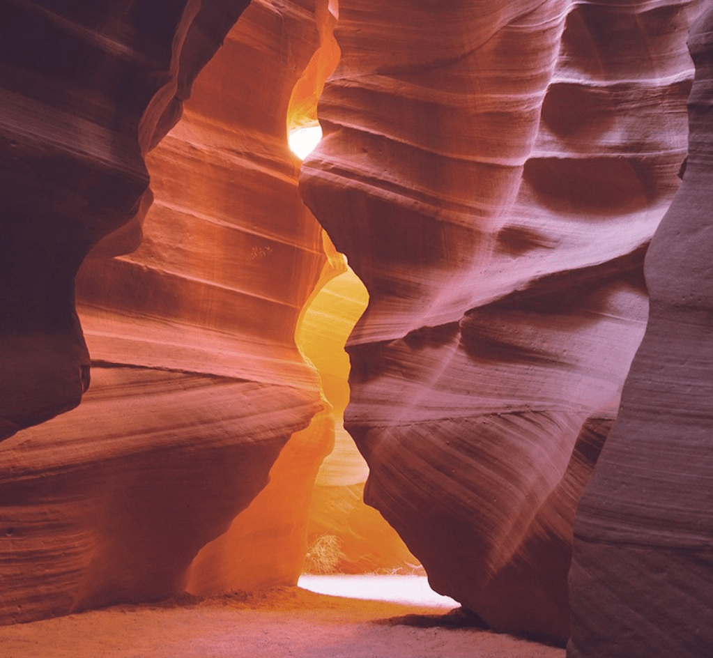 A metáfora do camelo passando pelo buraco da agulha nos ensina sobre a importância da humildade e da renúncia ao excesso de apego material para alcançarmos a vida espiritual plena. Devemos seguir o exemplo do camelo, desapegar-nos do supérfluo e nos curvar diante da grandiosidade divina, lembrando que a verdadeira riqueza está na humildade e na obediência a D-us, não nas posses materiais.